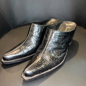 Size 9 tooled black mule